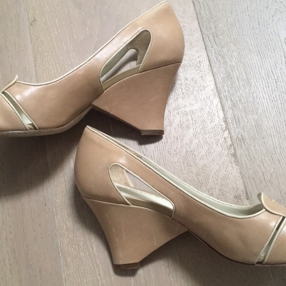 Antonio Melani Tan Peep Toe Wedge Heels - Picture 5 of 6